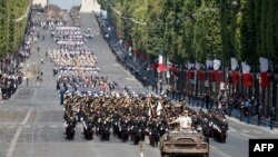 Tropas desfilan por los Campos Elíseos de París en las celebraciones del Día de la Bastilla el 14 de julio de 2023.