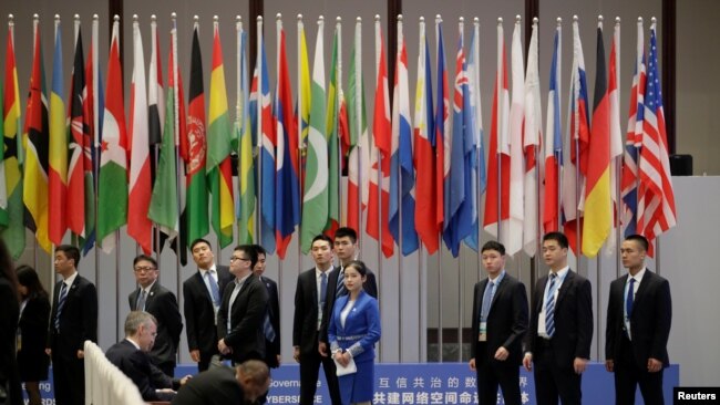 2018年11月7日中国浙江乌镇第五届世界互联网大会会场的保安人员