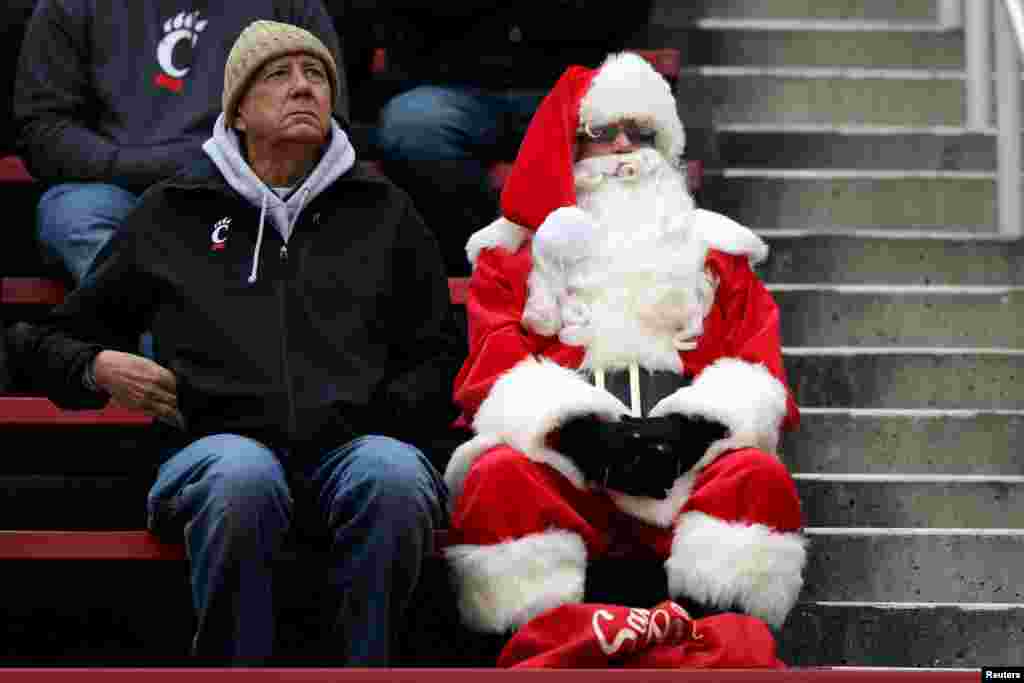 အမေရိကန် ဘတ်စကက်ဘောပွဲလာကြည့်တဲ့ စင်တာကလော့စ် ဓာတ်ပုံ - Aaron Doster-USA TODAY Sports Nippert အားကစားရုံ Ohio ပြည်နယ် USA (နိုဝင်ဘာ ၂၃ ၂၀၁၈)