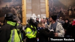 Los manifestantes entraron por la fuerza en el Capitolio en Washington y sostuvieron encuentros violentos con la policía para un saldo de 5 muertos el 6 de enero de 2021.