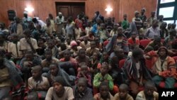Abanyeshuli bari banyurujwe barekuwe