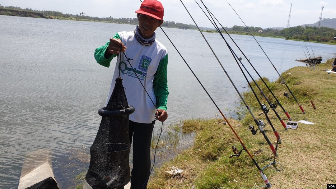 Suyanto pemancing yang paham betul sungai berubah dalam 20 tahun terakhir. (foto:VOA/Nurhadi)