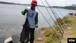 Suyanto pemancing yang paham betul sungai berubah dalam 20 tahun terakhir. (foto:VOA/Nurhadi)