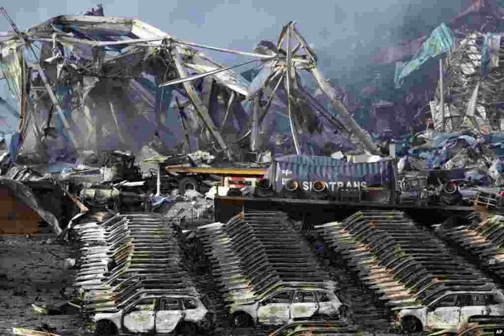 در یک ساحۀ انبارخانه ها در شهر ساحلی تیانجین چین شب گذشته انفجار های عظیمی رخ داد که در آن حد اقل به گفتۀ مقامات چین، چهل و چهار تن کشته و صد ها تن دیگر زخمی شدند. 