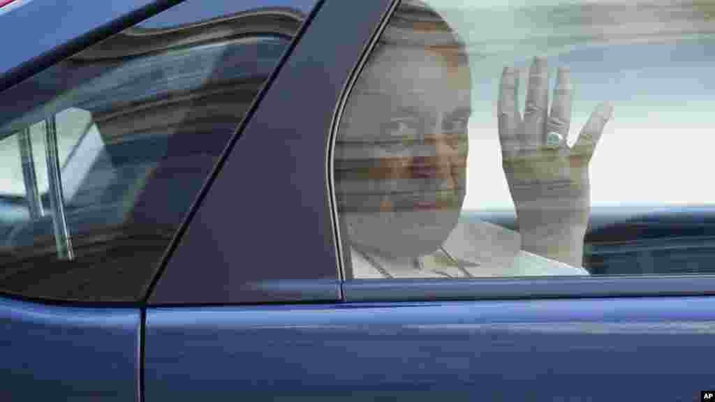 Le pape Francis dans une voiture après avoir rencontré le président américain Donald Trump au Vatican, le &nbsp;24 mai 2017,