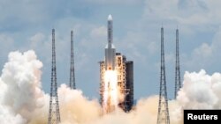 The Long March 5 Y-4 rocket, carrying an unmanned Mars probe of the Tianwen-1 mission, takes off from Wenchang Space Launch Center in Wenchang, Hainan Province, China July 23, 2020. REUTERS/Carlos Garcia Rawlins TPX IMAGES OF THE DAY