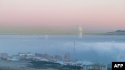 Asap kabut tampak menyelimuti kota industri Verkhoyansk di Siberia-Rusia (foto: ilustrasi). 