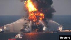 Пожарные корабли ведут борьбу с огнем на буровой платформе Deepwater Horizon. Мексиканский залив, 21 апреля 2010 года