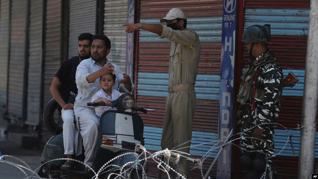 پنځه میاشتې وړاندې هندوستان د یو آئېنې ترمیم دلارې د خپل انتظام لاندې کشمیر خصوصي حېثیت ختم کړو، په سیمه کې یې د امنیت سخت انتظامات پرځای کړل او خوا او شا ټول مواصلاتي نظام یې قطع کړو