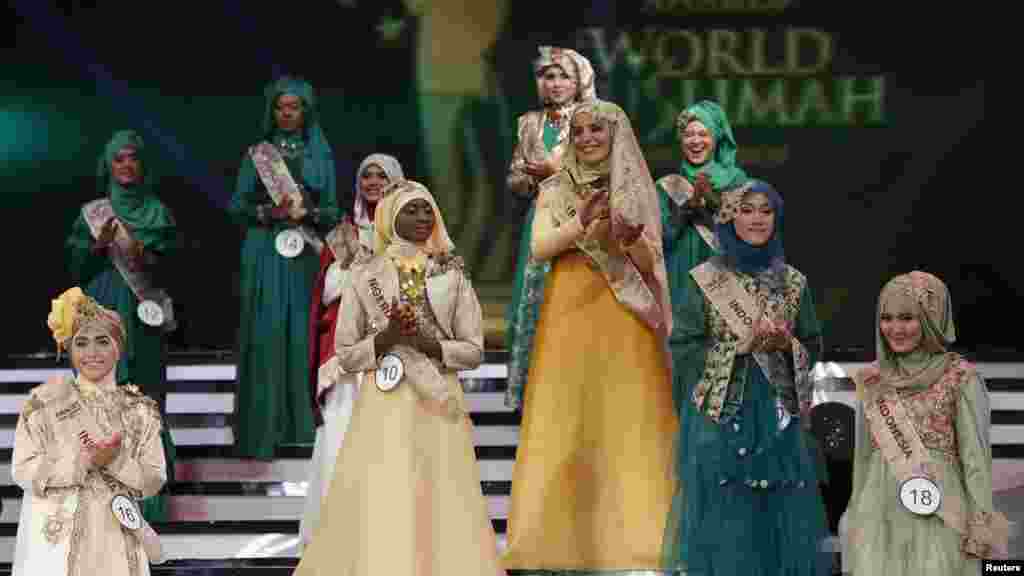 Les concurrentes battent les mains attendant de répondre à tour de rôle aux questions des juges au cours de la 3ème édition de Miss Muslimah à Jakarta le 18 septembre 2013. 