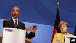 Prezidan Barack Obama pandan li tap bay yon konferans pou laprès, dimanch 24 avril 2016 la, ak chanselye Almay la, Angela Merkel (adwat), aprè yo te fin fè kèk chita-tande a 2. 