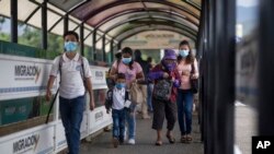 Los venezolanos usan el Puente Internacional Simón Bolívar para salir de Venezuela y entrar a La Parada, cerca de Cúcuta. Octubre 6, 2021.