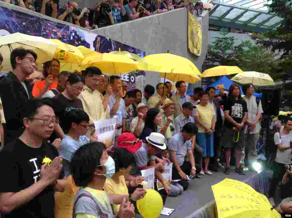 港人重返金钟纪念雨伞革命两周年(美国之音海彦拍摄)