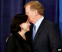 El comisionado de la NFL Roger Goodell, saluda a la dueña de los Saints de Nueva Orleáns, Gayle Benson, antes de anunciar durante la reunión de primavera de los propietarios de la NFL en Atlanta, que Nueva Orleáns ha sido seleccionada para albergar el Super Bowl 2024. Mayo 23, de 2018.