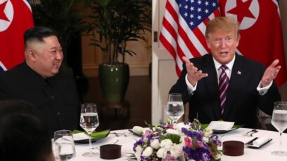 Tổng thống Mỹ Donald Trump phát biểu khi ông và lãnh tụ Triều Tiên Kim Jong Un chuẩn bị dùng bữa tối trong hội nghị thượng đỉnh Mỹ-Triều tại Khách sạn Metropole ở Hà Nội, ngày 27 tháng 2, 2019.