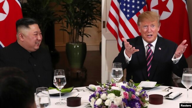 Tổng thống Mỹ Donald Trump phát biểu khi ông và lãnh tụ Triều Tiên Kim Jong Un chuẩn bị dùng bữa tối trong hội nghị thượng đỉnh Mỹ-Triều tại Khách sạn Metropole ở Hà Nội, ngày 27 tháng 2, 2019.