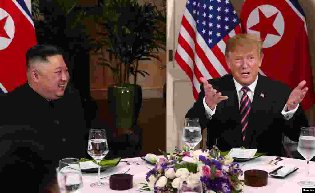 Rais Trump akielezea nukta muhimu wakati akiwa na Mwenyekiti Kim katika mkutano wao huko Hanoi, Vietnam.