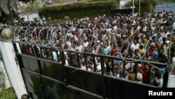 Para pendukung partai oposisi utama di kongo, partai Persatuan Demokrasi dan Kemajuan Sosial (UDPS) berkumpul di luar tempat tinggal dari almarhum pemimpin oposisi veteran Etienne Tshisekedi di Kotamadya Terbatas Kinshasa, Kongo, tanggal 28 Maret 2017 (foto: REUTERS/Robert Carrubba)