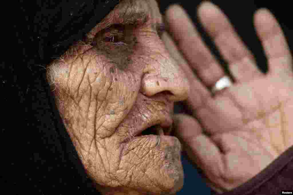 Khatla Ali Abdullah, perempuan lansia berusia 90 tahun, ikut mengungsi dari rumahnya di Mosul barat akibat pertempuran, berbicara kepada wartawan di kamp pengungsi Hammam al Alil.