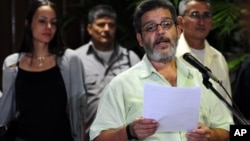 Marco Leon Calarca, miembro de las FARC, explica resultado de negociaciones con funcionarios colombianos, desde La Habana, Cuba, en donde se desarrollan las conversaciones.