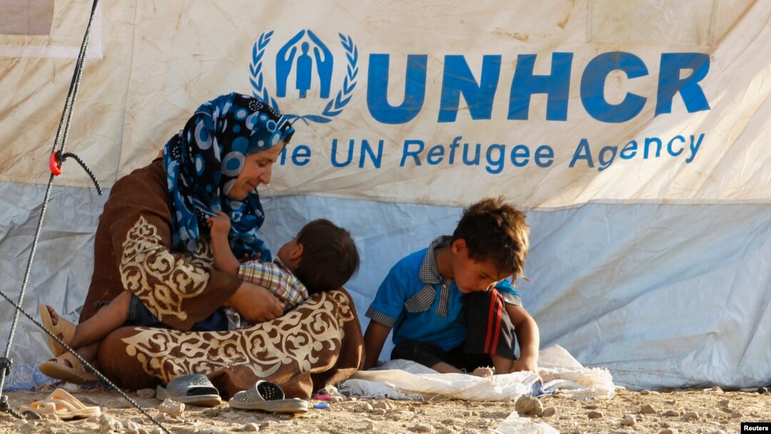 Iroqning Arbil shahri tevaragidagi suriyalik qochqinlaSyrian refugees rest at a new refugee camp on the outskirts of the city of Arbil, in Iraq's Kurdistan region, August 20, 2013. The government of Iraqi Kurdistan has set an entry quota of 3,000 refugees a day to cope with an influx of Kurds fleeing the ci