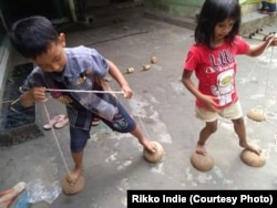 Kemampuan motorik anak terasah dengan permainan tradisional.