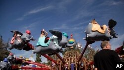 Visitantes en el parque de diversiones Disneyland, en Anaheim, California. Foto de archivo.