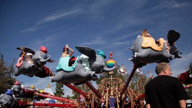 Visitantes en el parque de diversiones Disneyland, en Anaheim, California. Foto de archivo.