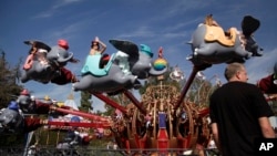 Para pengunjung naik wahana Dumbo the Flying Elephant di Disneyland di Anaheim, California, 22 Januari 2015. (Foto: dok.)