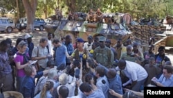 Le lieutenant-colonel Frédéric (au centre) de l'armée française et le colonel Seydou Sokoba de l'armée malienne répondent aux questions des journalistes à Niono - 20 janvier 2013.