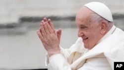 El papa Francisco sonríe y gesticula al aparecer en la Plaza de San Pedro en el Vaticano, el 20 de noviembre del 2024. (AP/Gregorio Borgia).