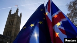 Zastave Evropske unije i Britanije na protestu u Londonu