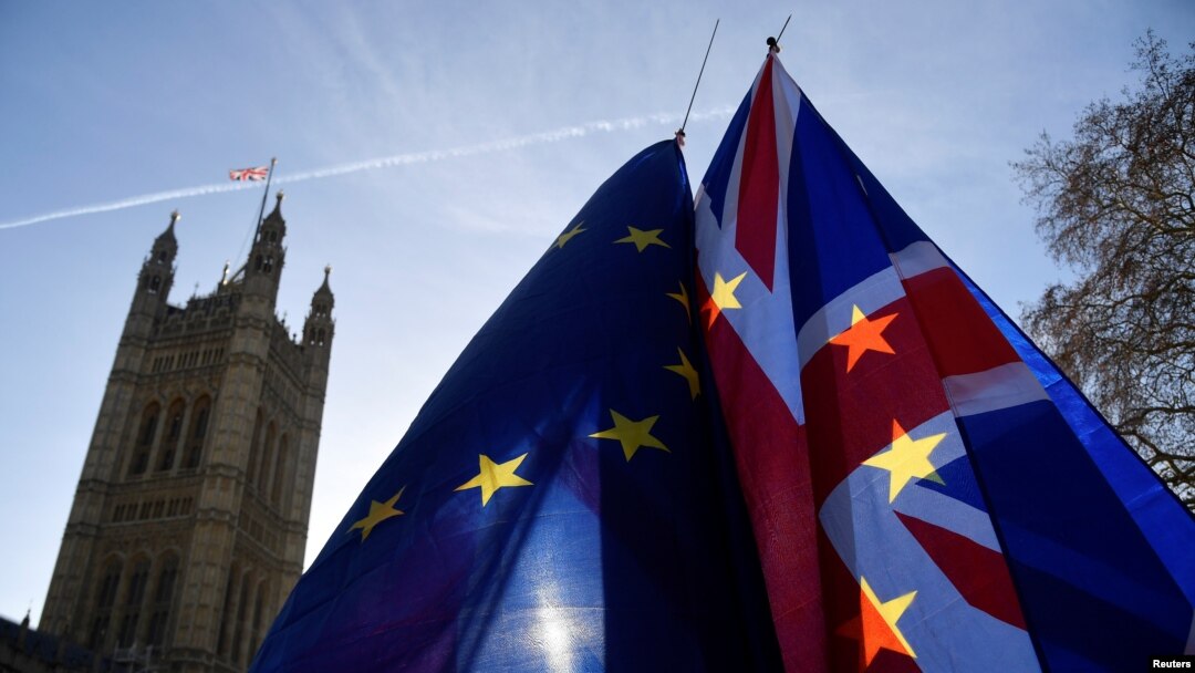Zastave Britanije i Evropske unije u blizini zgrade parlamenta