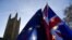 Zastave Britanije i Evropske unije u blizini zgrade parlamenta