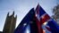 Los manifestantes sostienen banderas de la Unión Europea y de Gran Bretaña, durante una protesta contra el Brexit frente a las Cámaras del Parlamento en Londres. Foto de archivo.