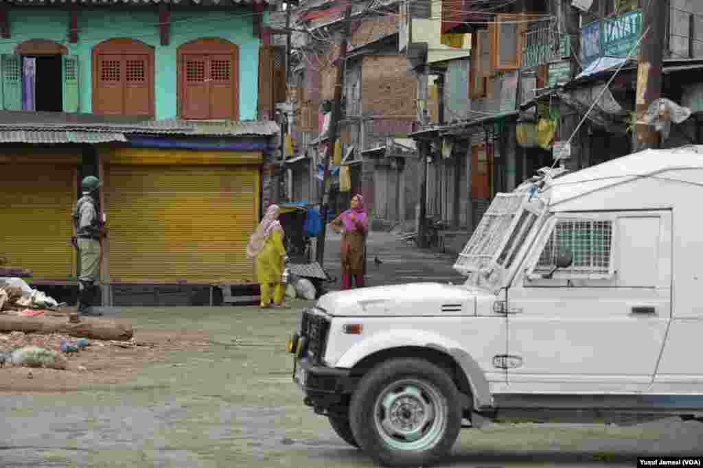 گزشتہ ہفتے ایک علیحدگی پسند کمانڈر برہان وانی کی سکیورٹی فورسز کے ہاتھوں ہلاکت کے خلاف لوگوں کو مظاہروں کے لیے جمع ہونے سے روکنا بتایا جاتا ہے۔