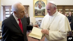 Pope Francis, right, receives a Jerusalem Bible as a gift from Israeli President Shimon Peres on the occasion of their private audience, at the Vatican, April 30, 2013. 