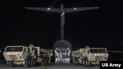주한미군이 6일 C-17 수송기 편으로 오산 기지에 도착한 고고도미사일방어체계(THAAD ·사드) 장비들을 전술차량에 옮겨싣고 있다 . (미 태평양사령부 제공)