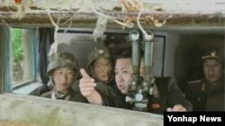 지난 2010년 11월 연평도 포격을 주도한 북한군 무도 방어대 등 서해 최전방 섬 방어대들을 시찰하는 김정은 국방위원회 제1위원장 