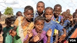 Những bạn nhỏ Somalia không biết tới những vấn đề gây tranh cãi xoay quanh việc sinh sống của họ ở trại tỵ nạn Dadaab, Kenya, 24/4/2015. (Mohammed Yusuf/VOA)