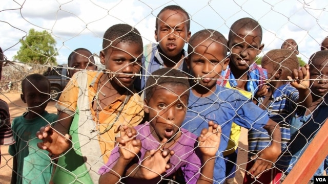 FILE - Somali youngsters are seen in Dadaab refugee camp, Dadaab, Kenya, April 24, 2015. (M. Yusuf/VOA)