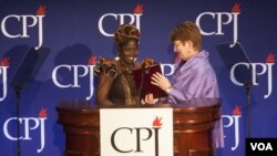 Mae Azango receiving CPJ award from AP Executive Editor Kathleen Carroll 