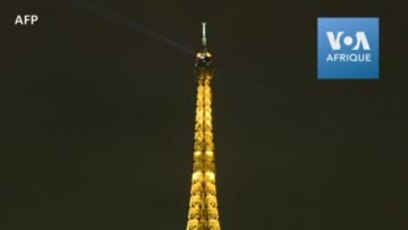 France La Tour Eiffel Scintille Plus Longtemps En Hommage Aux Soignants