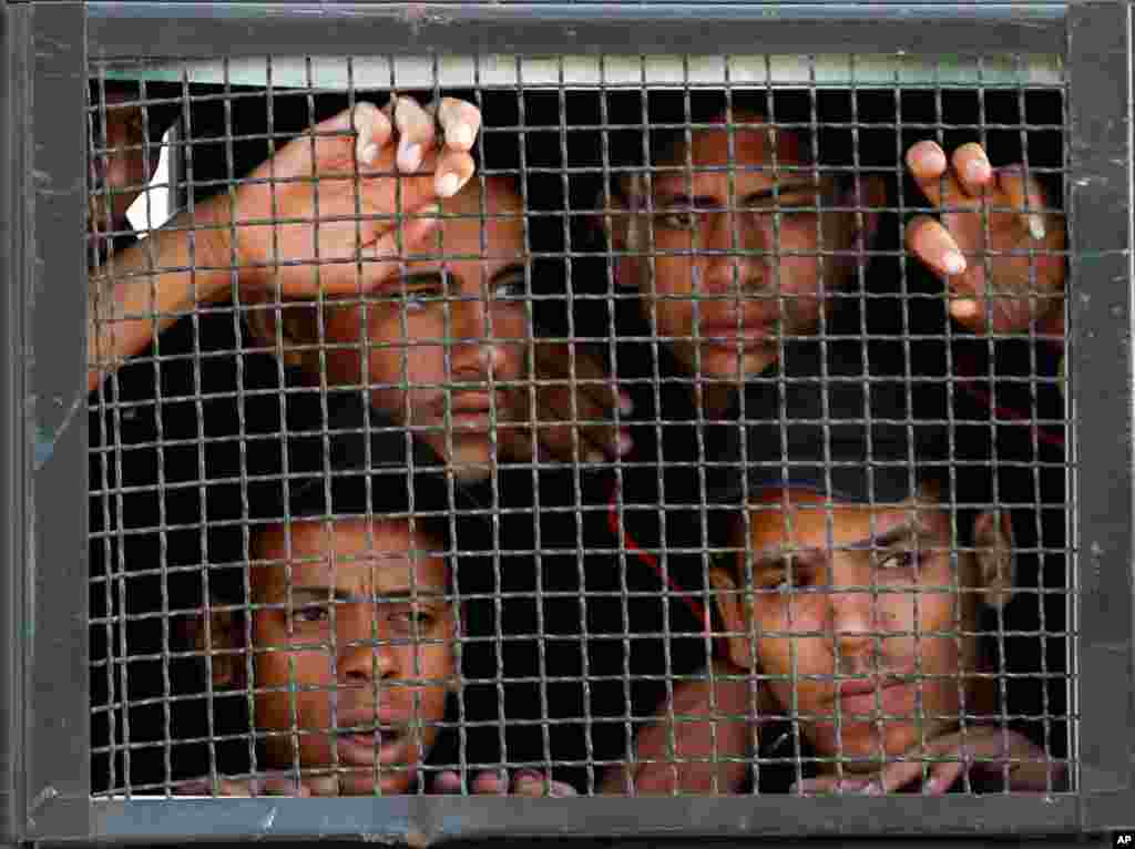 (8月3日)在埃及警官学院外的埃及防暴警察。对穆巴拉克的审判将在这里进行。