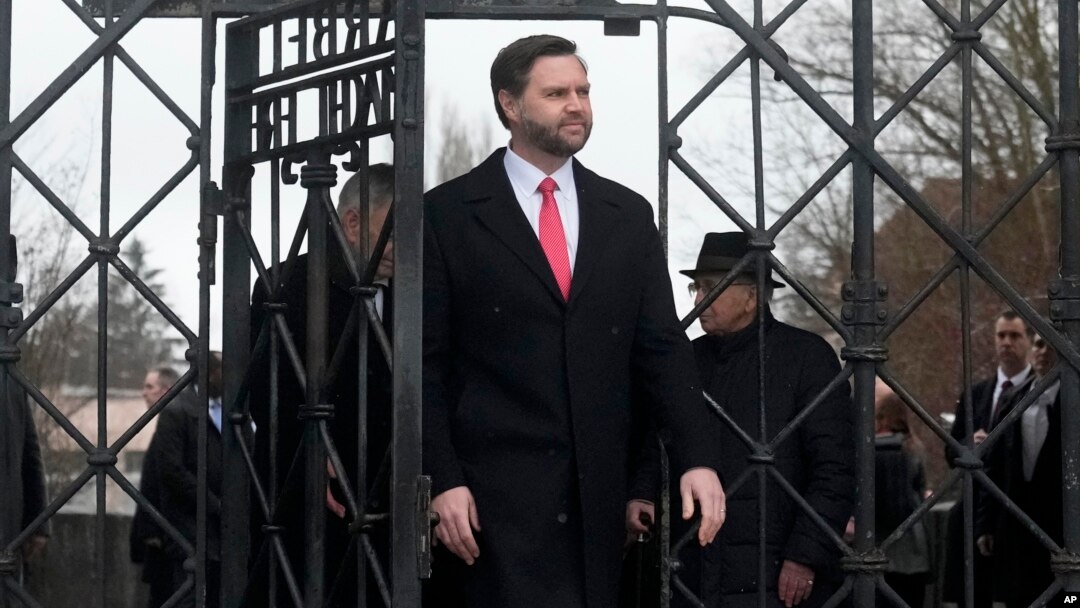 Vis Prezidan Etazini JD Vance antre nan kan Konsantrasyon Dachau la andeyo vil Munich, Almay, 13 Fevriye 2025. 