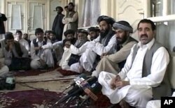 Ahmad Wali Karzai s'adressant à des journalistes à Kandahar (Archives)