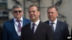 El primer ministro ruso, Dmitry Medvedev, inició una visita oficial de dos días a Cuba en una fuerte muestra del apoyo de Rusia a la isla administrada que enfrenta la creciente presión de los Estados Unidos y la escasez de combustible resultante.