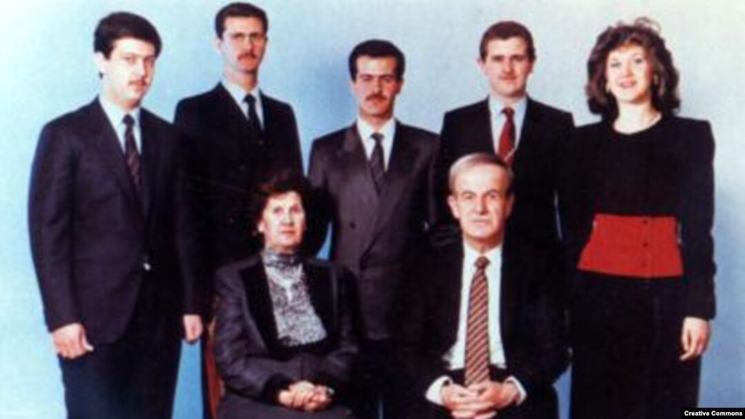 Assad oilasi, 1990-yillar boshida. Prezident Hofiz al-Assad, rafiqasi va farzandlari. 