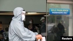 Un pasajero en una puerta de la terminal del Aeropuerto de Managua (Nicaragua) esperando para embarcar en un avión hacia Estados Unidos, el pasado 20 de mayo.