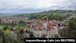 Menara Kastil Bran di Brasov, Rumania, 8 Mei 2021. Pusat vaksinasi COVID-19 telah didirikan di pinggiran Kastil Bran Rumania, yang konon menjadi inspirasi di balik rumah Drakula dalam "Dracula.” (Foto: Inquam/George Calin via REUTERS)